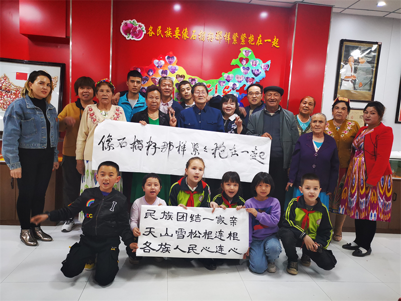 2021年4月12日朝陽社區(qū)組織轄區(qū)各族群眾在民族團結教育基地開展書法培訓      拍攝作者：胡新風   15599779855.jpg