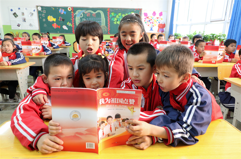 庫車縣第八小學的學生們在一起深情朗讀《我為祖國點贊》這本書中的內容以表達對祖國的熱愛之情.jpg