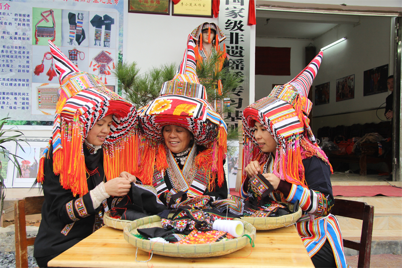 3瑤繡服飾、刺繡制作技藝2代傳承人（中間是廣西工藝美術大師李小蓮），左，李素芳，右 何婷婷.JPG