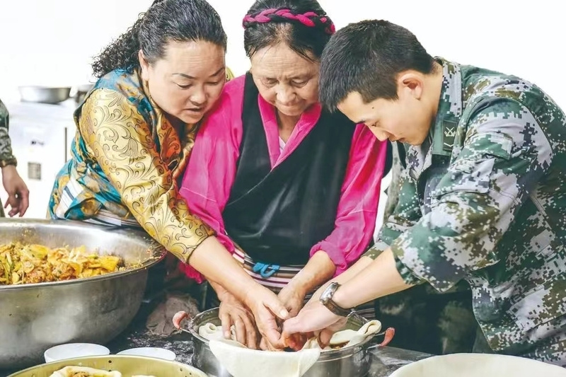 甘孜州軍民團結(jié)一家親.jpg
