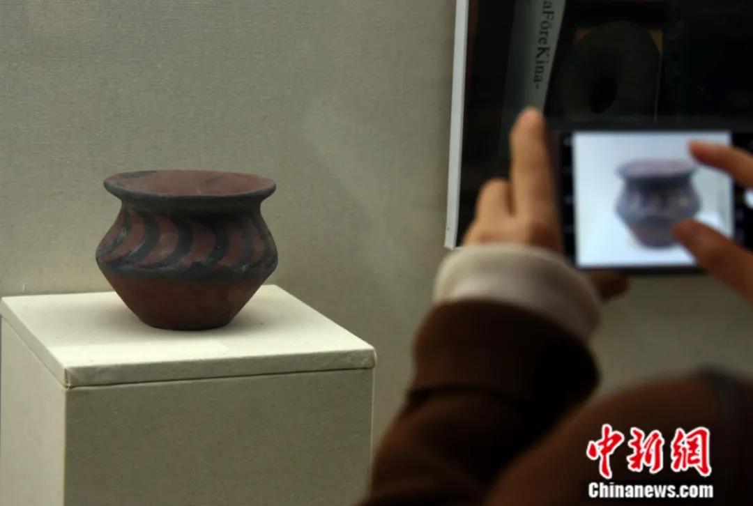 2020年11月，河南省三門(mén)峽市，觀眾拍攝仰韶文化博物館展示的典型出土文物彩陶。<a target='_blank' href='/'>中新社</a>記者 孫自法 攝