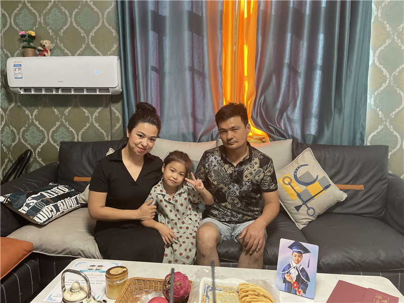熱阿衣蘭.阿不來提一家人.jpg