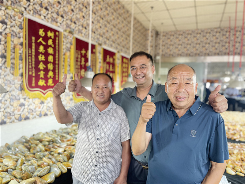 阿卜杜拉麥提卡斯木(中）和王大哥（右）在玉石店鋪.jpg