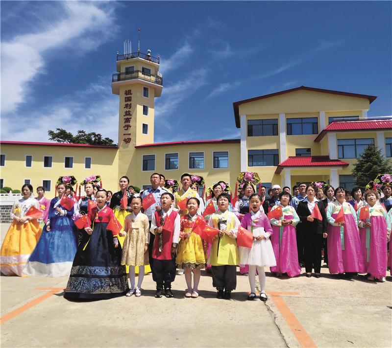 5 2019年6月，為組織拍攝《我們和國(guó)旗在一起 》專題片，琿春各民族群眾在一眼望三國(guó)邊防哨所共同升國(guó)旗唱國(guó)歌 拷貝.jpg