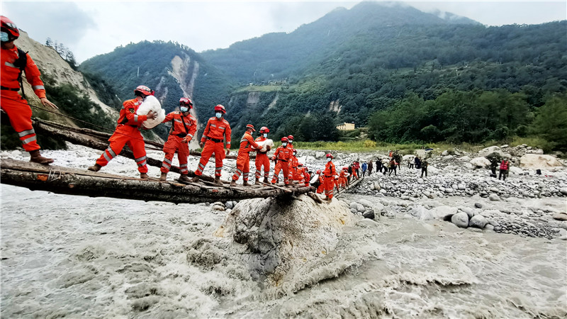 9月8日，武警戰(zhàn)士利用簡易木橋?yàn)闉o定縣磨西鎮(zhèn)青崗坪村的受災(zāi)群眾搬運(yùn)生活物資 段力新 攝.jpg