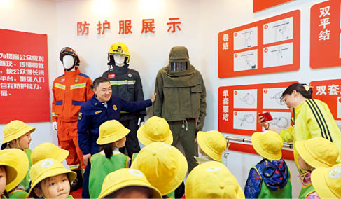 組織幼兒走進消防科普基地觀摩學(xué)習(xí).jpg
