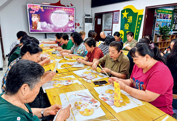 5檀營(yíng)社區(qū)開展“情暖中秋_點(diǎn)亮幸?！笔止艋\制作活動(dòng).jpg