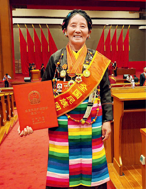 確吉在全國民族團(tuán)結(jié)進(jìn)步表彰大會現(xiàn)場.jpg